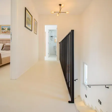 Villa Modern Angelina In - By Istrabook *
