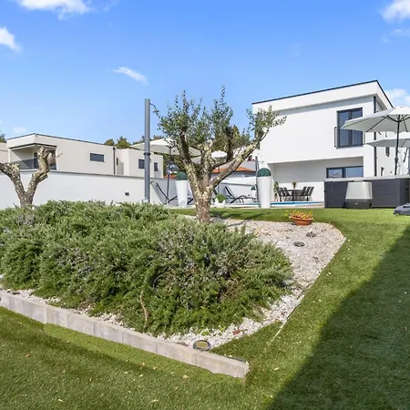Modern Angelina In - By Istrabook Villa Porec