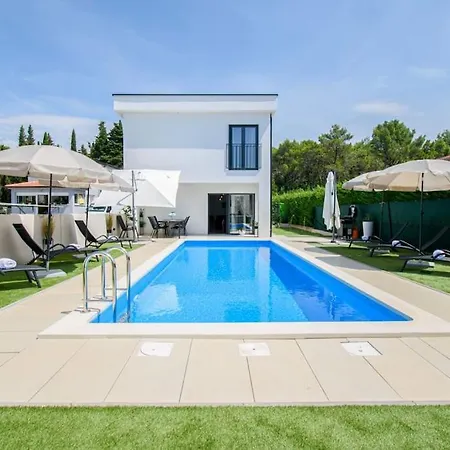 Villa Modern Angelina In *